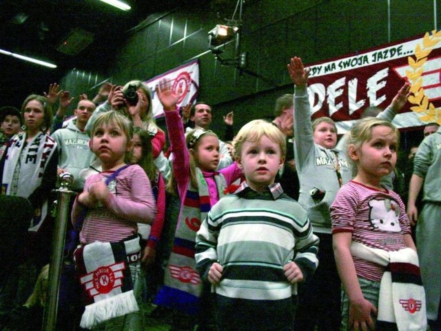 Na oficjalną prezentację Mazura Ełk przybyło kilkaset osób. Klub otwiera się na kibiców, szczególnie tych najmłodszych. Maluchów dopingujących ełcką piłkę jest już cała grupa.