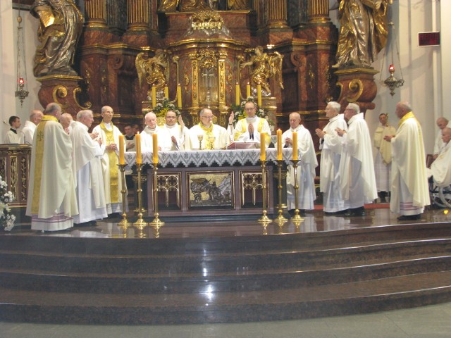 Wspólnej mszy św. z jubilatami przewodniczył bp Andrzej Czaja.