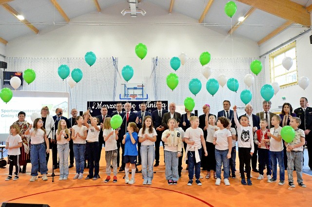 Uroczyste otwarcie hali sportowej przy Szkole Podstawowej w Woli Kopcowej. Zobaczcie kolejne zdjęcia.