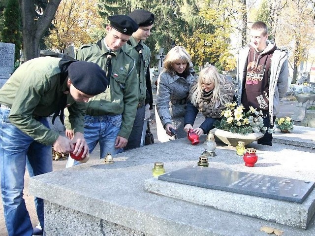 Uczniowie i opiekunki przy grobie żołnierzy Józefa i Jerzego Kozińskich. 