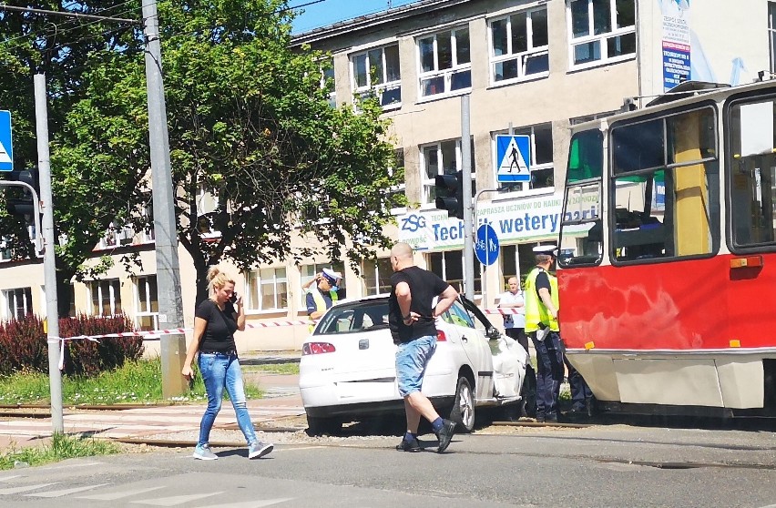 Częstochowa: Wypadek na Worcella. Seat ibiza wjechał pod tramwaj. Kierowca samochodu został zabrany do szpitala [ZDJĘCIA]