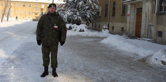 Kapitan Krzysztof Opala jest oficerem dyżurnym 34. Brygady Kawalerii Pancernej w Żaganiu. Zapewnia, że wojsko daje sobie radę z ochranianiem obiektu.