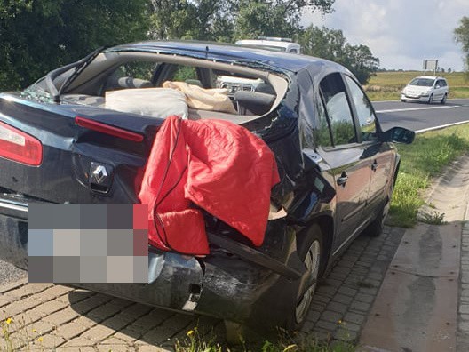 Wypadek na drodze krajowej numer "11" w Łęknie. Bus uderzył w prawidłowo jadące renault. Na szczęście nikt nie odniósł obrażeń w tym zdarzeniu. W trakcie zdarzenia występowały utrudnienia w przejeździe na drodze numer "11". Zobacz także: Koszalin/Sianów: Wypadek na krajowej "6" koło Sianowa. Sześć samochodów rozbitych