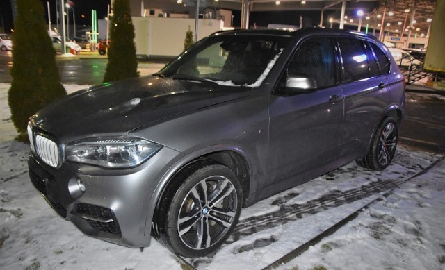 W 2022 roku funkcjonariusze BIOSG zatrzymali 140 kradzionych pojazdów. Nz. BMW X5 o wartości 200 tys. zł zatrzymane w styczniu w Medyce.