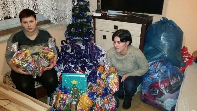 - Te paczki chcieliśmy wręczyć dzieciom z domu dziecka - pokazują wolontariuszki Żaneta Boruch (z lewej) i Justyna Gorczyca. - Zabrałyśmy je z powrotem, skoro ewidentnie nie były potrzebne.