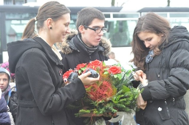 Młodzież szkolna złożyła przed tablicą ku czci Tadeusza Kościuszki kwiaty