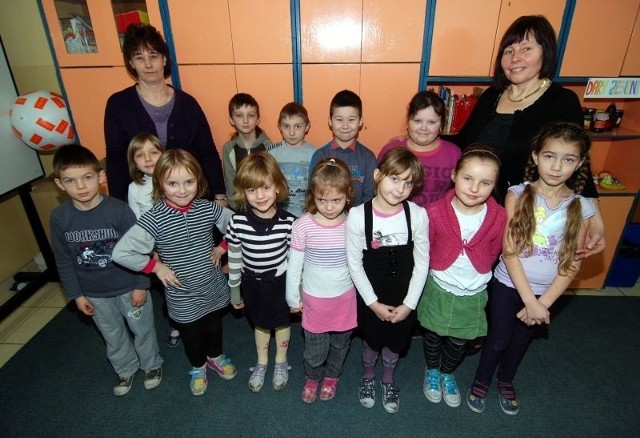 W klasie pierwszej Szkoły Podstawowej w Tarłowie uczy się piętnaścioro dzieci. Wychowawczynią w klasie pierwszej jest Anna Rosicka (na zdjęciu z lewej strony). Dyrektorem szkoły jest Ewelina Binkiewicz (z prawej).