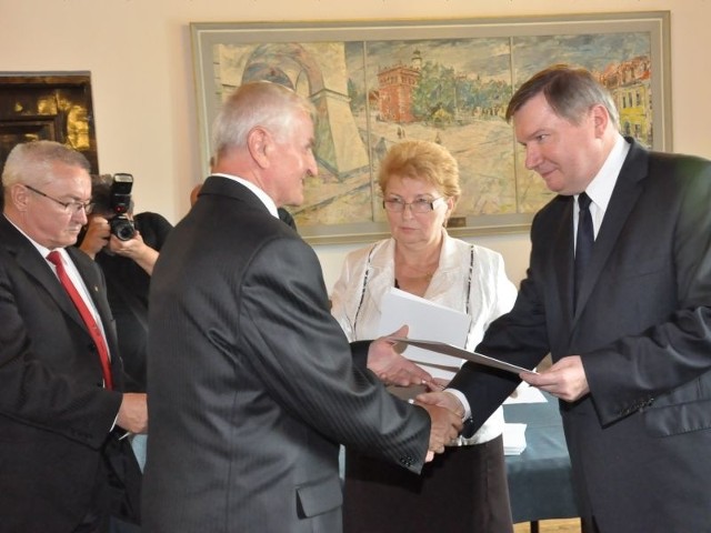 Marek Jońca, burmistrz Koprzywnicy, dostał promesę na 300 tysięcy złotych.
