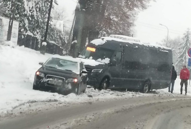Wadowice, ul. Mickiewicza, zderzenie busa z samochodem osobowy, 16 grudnia 2022