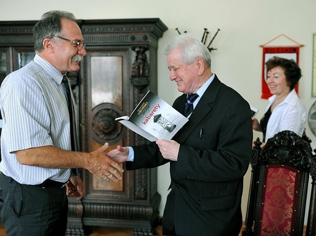 Franciszek Uściński wręcza burmistrzowi Romanowi Rakowskiemu pierwszy egzemplarz swej książki. Z dedykacją! Także autorowi tego tekstu udało się zdobyć dedykację!