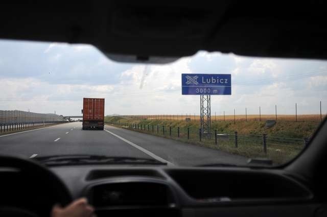 Kiedy wreszcie kierowcy zobaczą tablice z Toruniem w nazwie? Fot.: Jacek Smarz