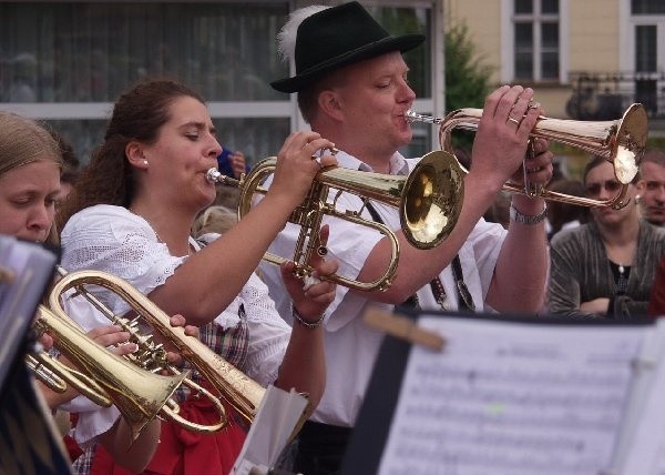 W ubiegłym roku szczególną sympatię  widowni zdobyła orkiestra z Niemiec. Jeden z jej  muzyków otrzymał dodatkowo tytuł mistera  festiwalu.