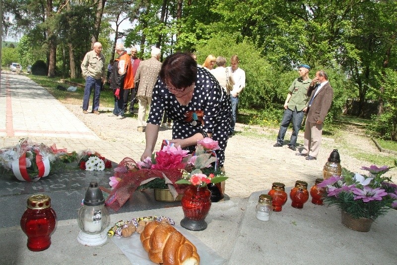 Obchody Dnia Zwycięstwa na cmentarzu w Kielcach