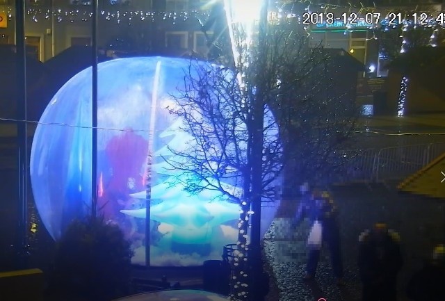 Policjanci zawiadomienie o zniszczonym mieniu - kuli która była ozdobą świąteczną Jarmarku św. Mikołaja w Grudziądzu - otrzymali w poniedziałek. Złożył je pracownik Urzędu Miejskiego w Grudziądzu.