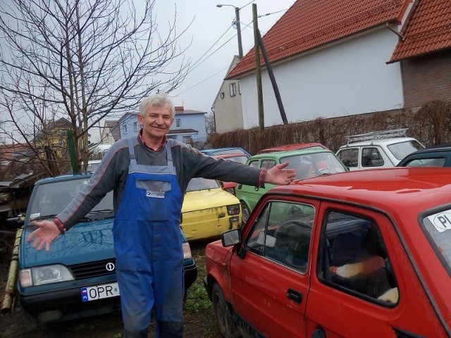 Stare auta trzeba doholować na parking i pilnować. Często bez żadnych pieniędzy - pokazuje Leszek Guć z Głogówka.