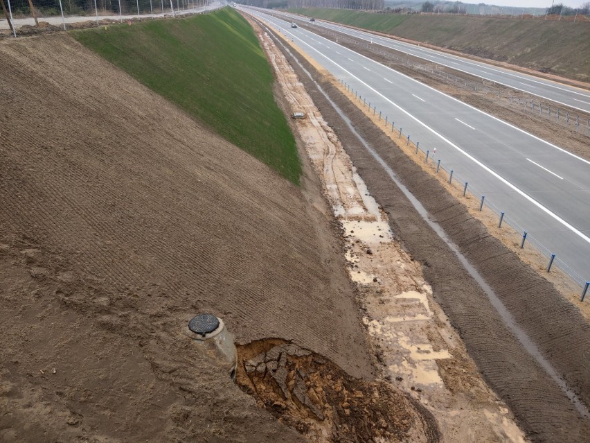 Na nowym odcinku autostrady A1 osunęła się skarpa. Na...