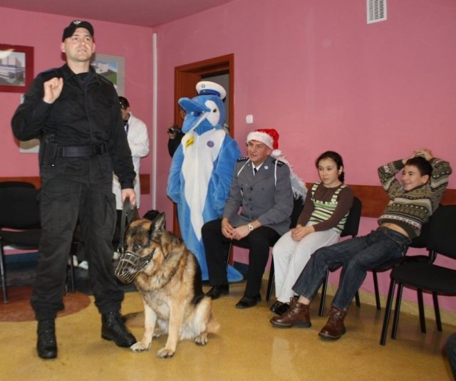 Policjanci z komendy miejskiej odwiedzili najmłodszych pacjentów bydgoskiego szpitala dziecięcego