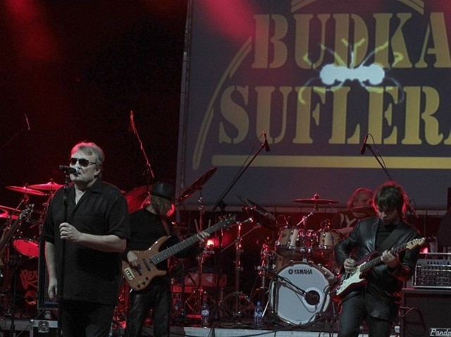 Jako pierwsza na scenie pojawiła się Budka Suflera. Krzysztof Cugowski zaśpiewał największe hity zespołu.