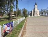 Eurowybory. Banery wyborcze kandydatów PiS przed kościołami w pow. biłgorajskim i zamojskim