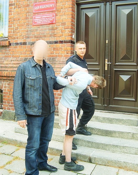 W poniedziałek Artura L. doprowadzili do Sądu Rejonowego w Wąbrzeźnie miejscowi policjanci