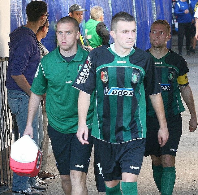 Piłkarze Stali Stalowa Wola (w środku Damian Łanucha, z prawej Bartosz Horajecki, z lewej masażysta Tomasz Fijarczyk) grają z Resovią w Rzeszowie.