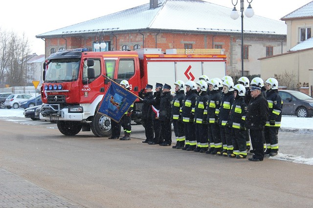 W piątek, 2 marca, odbyło się uroczyste poświęcenie i przekazanie nowego wozu strażackiego dla Ochotniczej Straży Pożarnej w Kolnie. Kluczyki do pojazdu odebrali Naczelnik Karol Malinowski i kierowca Tomasz Kosk. Całkowity koszt zakupu wozu i wyposażenia wyniósł 825 tyś zł.