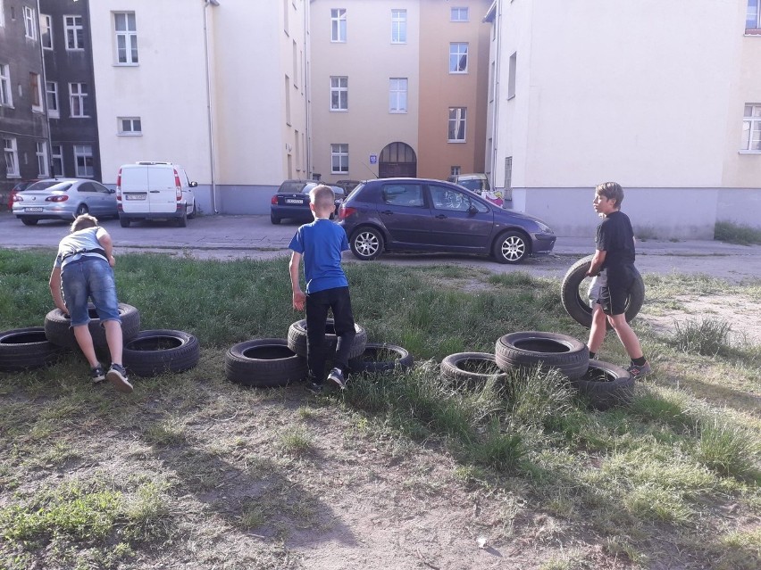 Dzieci z Piłsudskiego w Koszalinie walczą z kierowcami, którzy parkują na boisku 
