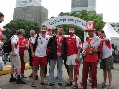 Gdy polscy kibice fotografowali się przed meczem, nie spodzewali się, że napis w tle będzie po meczu cokolwiek wymowny.