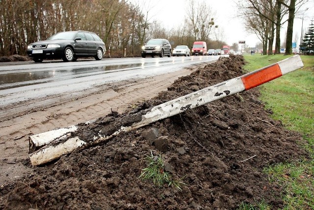 Kto pozwolił zniszczyć przydrożne słupki, które przydałyby się gdzieś na wsiach?