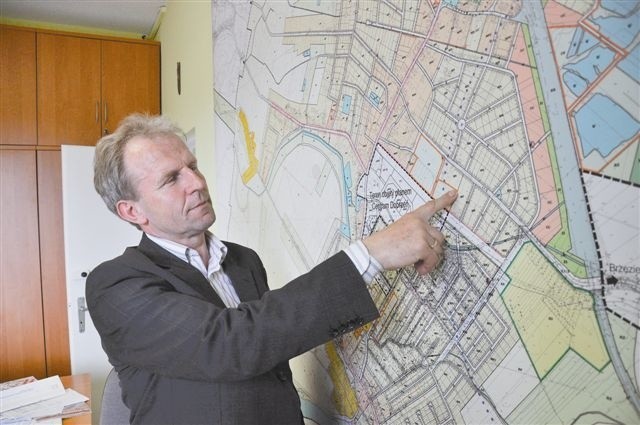 Stefan Warzecha, kierownik referatu budownictwa w urzędzie gminy pokazuje tereny, na których ma stanąć aquapark. (fot. archiwum)