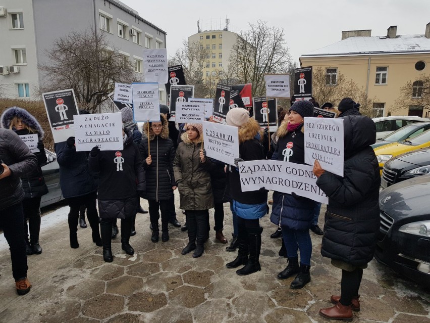 Protest w prokuraturach w Lublinie. W południe pracownicy pikietowali przy ul. Chmielnej (ZDJĘCIA) 
