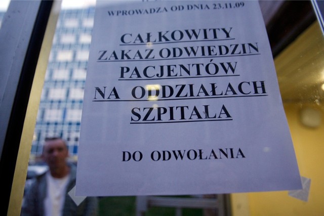 Sezon grypowy w pełni. Ze względu na bezpieczeństwo pacjentów cztery wrocławskie szpitale wprowadziły zakaz odwiedzin. Jak tłumaczą specjaliści, są to działania prewencyjne.  Lekarze pozostałych placówek apelują o ograniczenie wizyt w szpitalach w okresie grypowym. Sprawdźcie, które szpitale są zamknięte dla odwiedzających, a gdzie są ograniczenia.Sprawdźcie na slajdach kolejne szpitale - posługujcie się klawiszami strzałek, myszką lub gestami.