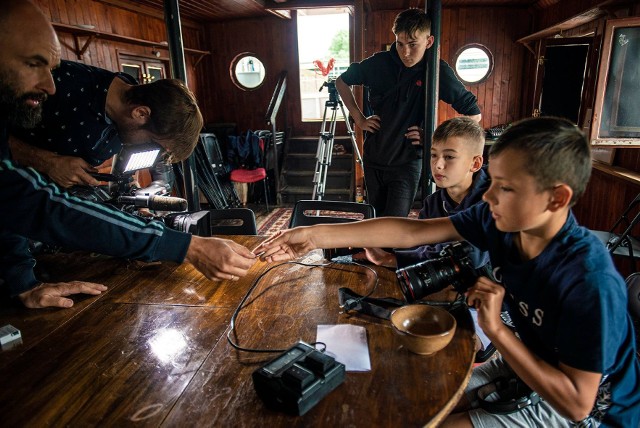 Laboratorium Rejs to organizowane na Statku Kultury bezpłatne warsztaty filmowe dla mieszkańców.