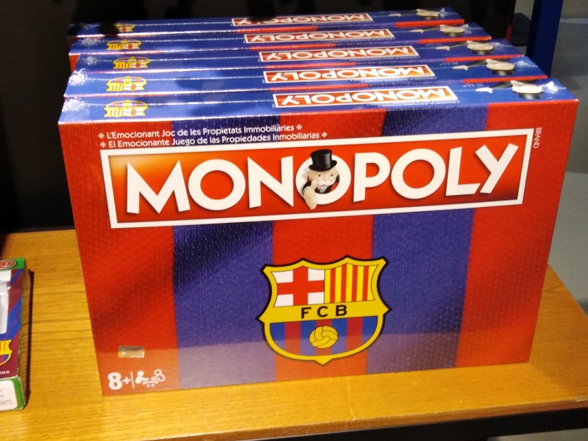 W oficjalnym sklepie FC Barcelony wybór gadżetów jest...