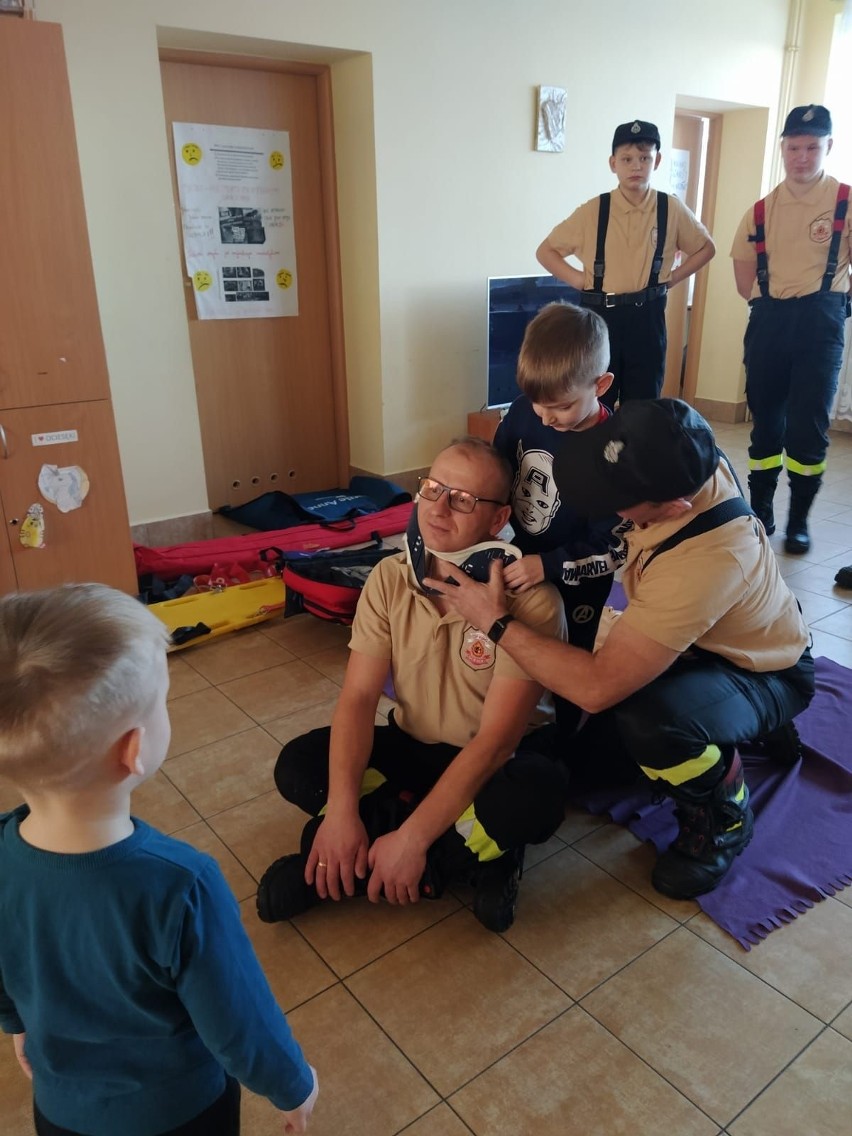 Ważna lekcja w Ociesękach. Policjanci i strażacy uczyli młodzież jak udzielać pierwszej pomocy. Zobacz zdjęcia