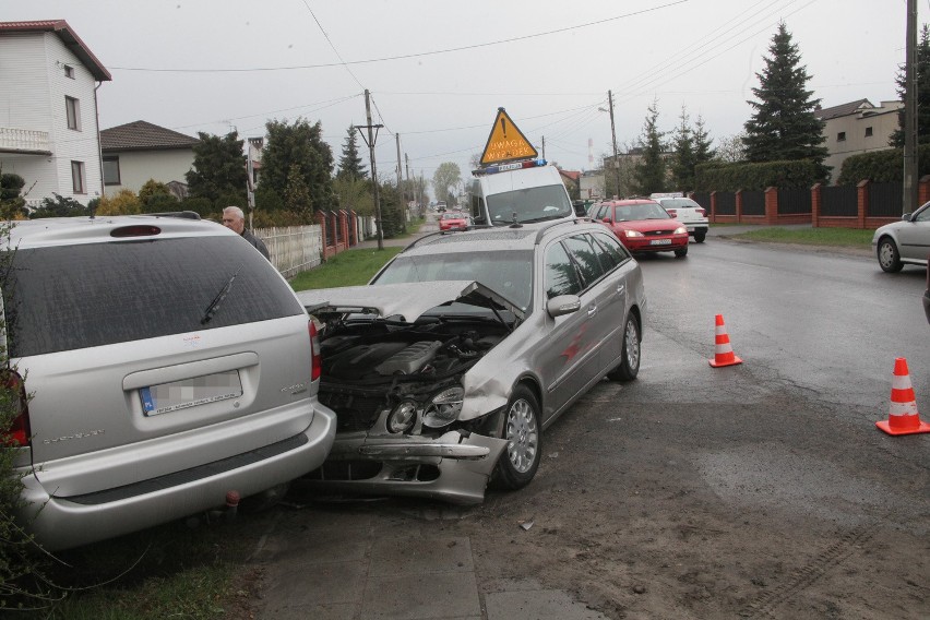 Wypadek na Tomaszowskiej. Dwie osoby poszkodowane [ZDJĘCIA]