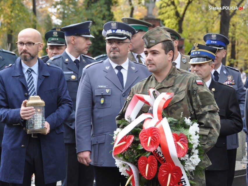 Śląscy policjanci odwiedzili zmarłych zasłużonych dla kraju