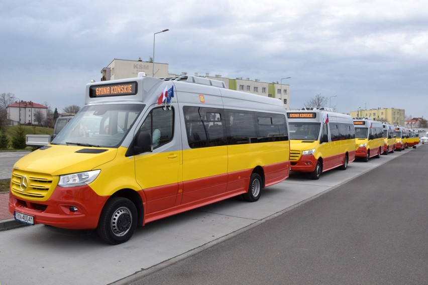 W Końskich rusza komunikacja gminna. Pokazano nowe, piękne autobusy i urządzono... jazdę na gapę [WIDEO, ZDJĘCIA]