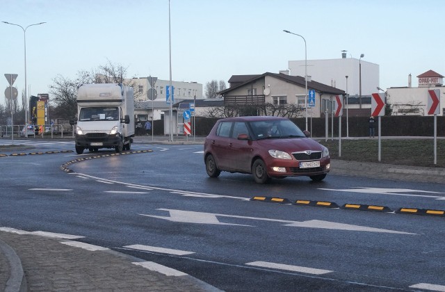 Nowe rondo turbinowe w Inowrocławiu już otwarte. 23 grudnia po godzenie 10 przejechały nim pierwsze samochody