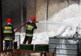 Pożar składu złomu na ul. Pomorskiej w Szczecinie. Ogień gasiło 9 zastępów straży [wideo, zdjęcia]