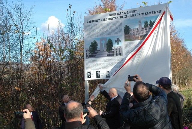 Dzisiaj 26 października w Kamesznicy na Żywiecczyźnie została odsłonięta tablica będąca swojego rodzaju kamieniem węgielnym pod tworzenie cmentarza dla żołnierzy NSZ.