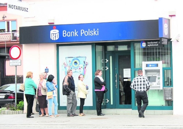 Przed bankiem PKO BP czeka osiem osób. Zanim drzwi zostały otwarte, doszli kolejni klienci