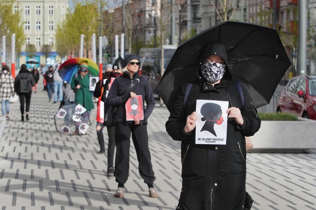 Kobiety protestują przeciw projektowi ustawy antyaborcyjnej, stojąc w kolejce na ul. św. Marcin w Poznaniu