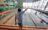 Nauka pływania w Poznaniu: Oto ceny zajęć pływackich na basenach Atlantis, Rataje i Chwiałka