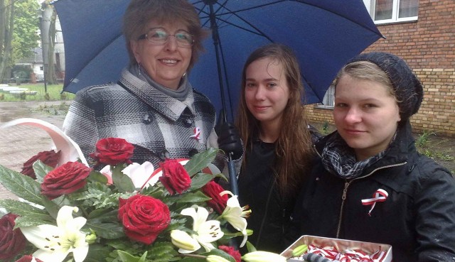 Młodzież ze szkoły społecznej nie zważając na deszcz przypinała jednak tradycyjnie biało-czerwone kokardki przechodniom. 