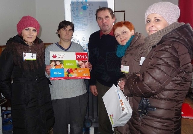 Rodzina pana Wiesława i Zofii, która mieszka w remizie strażackiej w Kuczkowie, otrzymała od fundacji dużą chłodziarko-zamrażarkę.