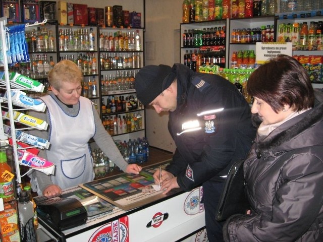 Zwoleńscy policjanci i inspektorzy Sanepidu kontrolują kolejne sklepy w powiecie.