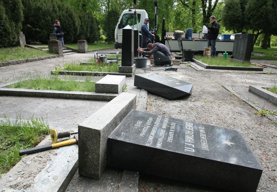 Znów zdewastowali nagrobki radzieckich żołnierzy (aktual.)