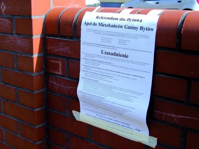 M.in. z plakatów muszą zniknąć zarzuty o rzekomych nadużyciach burmistrza Bytowa.
