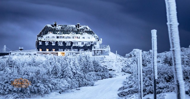 Na Szrenicy w Karkonoszach na wysokości 1362 m n.p.m. panują zimowe warunki